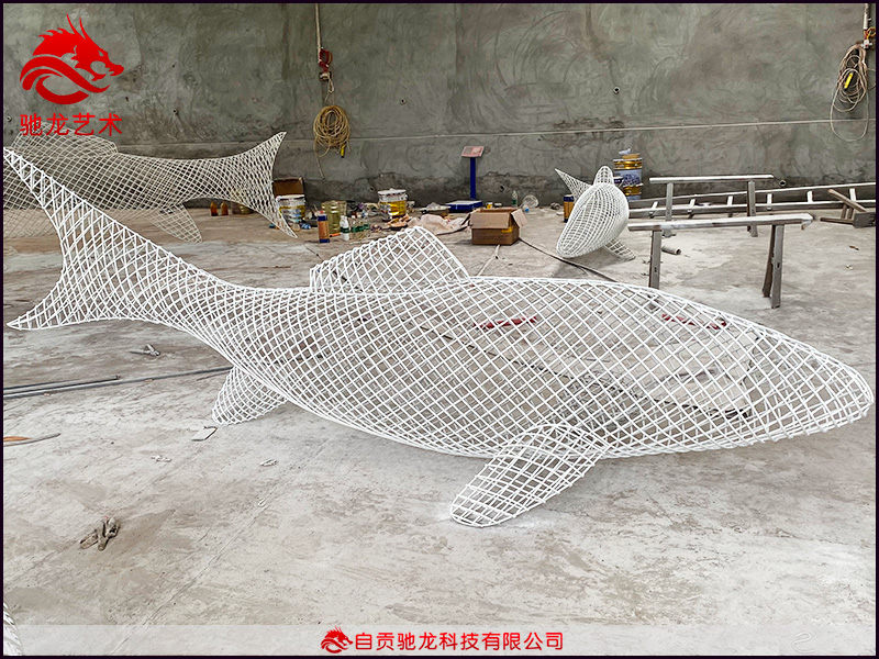 304不銹鋼鯨魚(yú)鏤空編織造型雕塑美陳